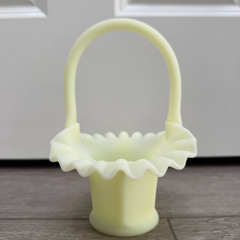 FENTON VINTAGE URANIUM GLASS CUSTARD SATIN RUFFLED BASKET W HAND PAINTED FLOWER - Picture 5 of 12